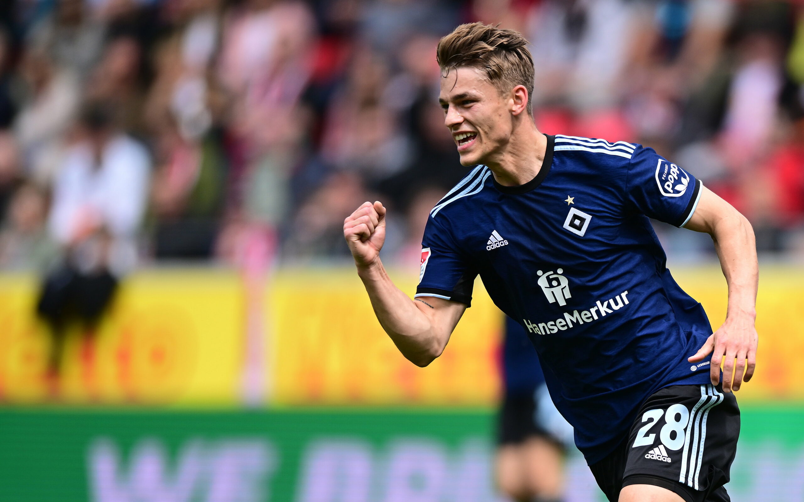 Miro Muheim jubelt im Jahnstadion in Regensburg