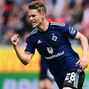 Miro Muheim jubelt im Jahnstadion in Regensburg