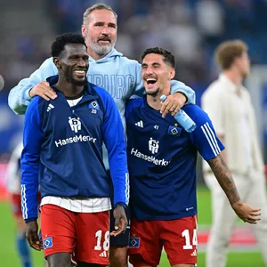 Tim Walter umarmt Bakery Jatta und Ludovit Reis auf dem Platz