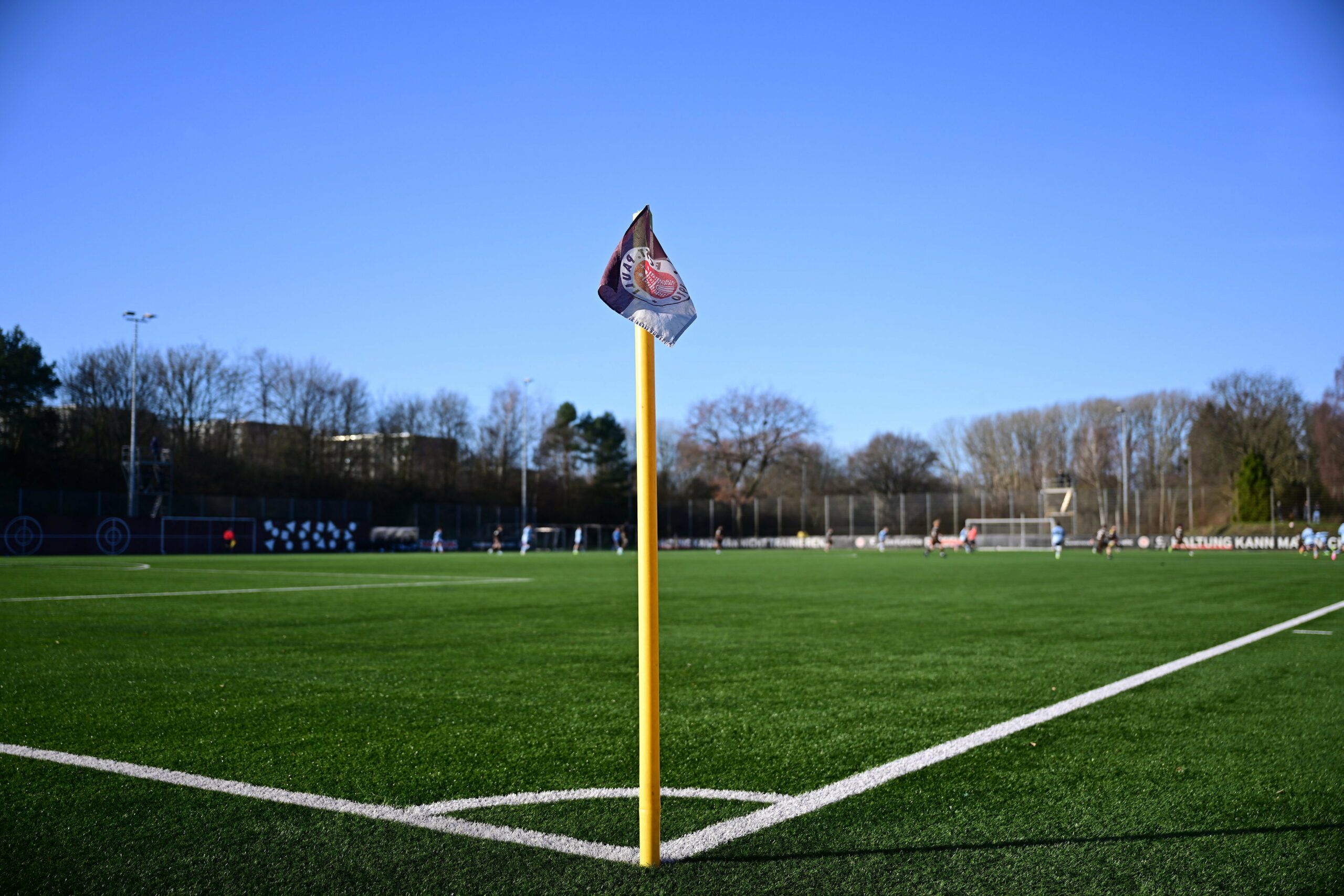 Eckfahne mit St. Pauli-Logo an Sportplatz