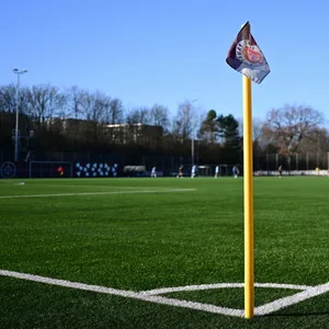 Eckfahne mit St. Pauli-Logo an Sportplatz
