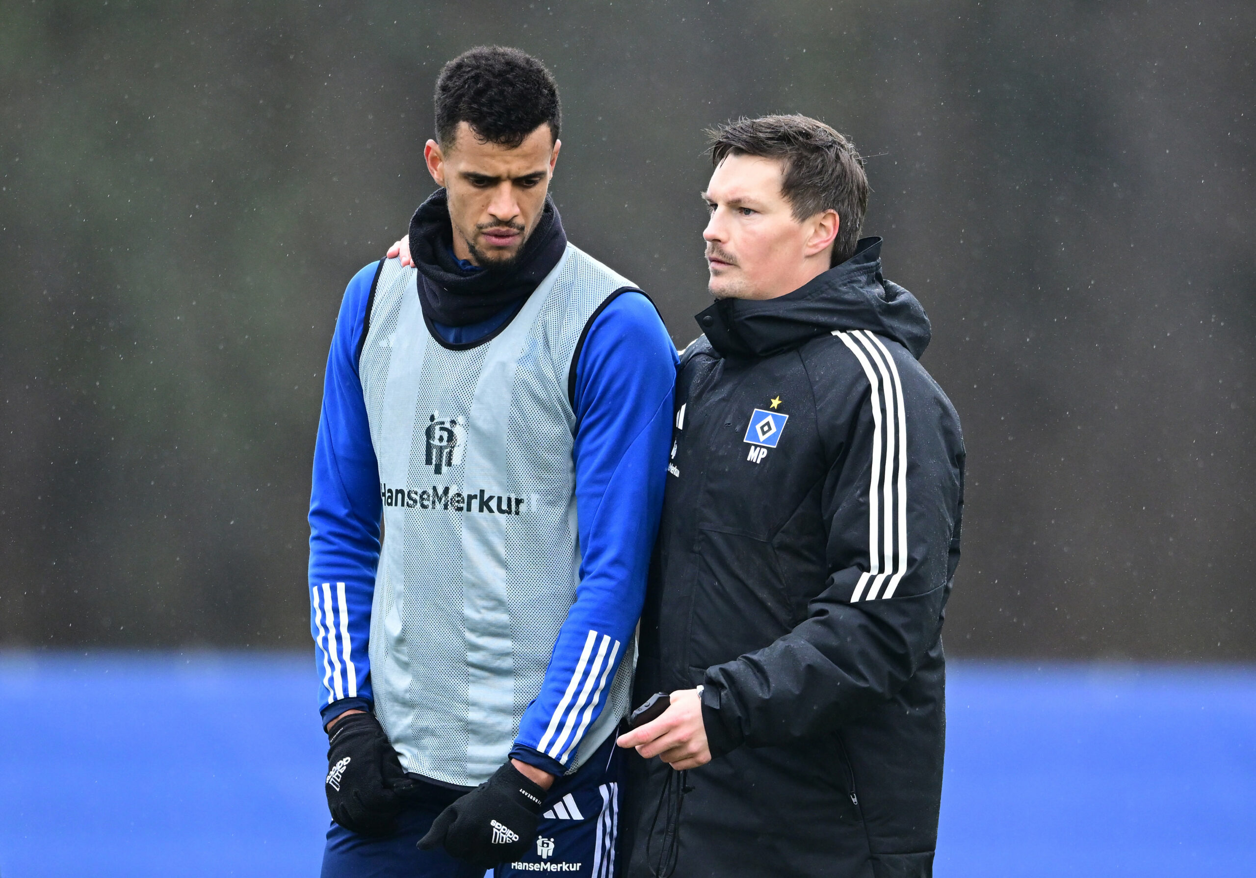 Robert Glatzel und Merlin Polzin Arm in Arm im HSV-Training