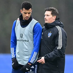 Robert Glatzel und Merlin Polzin Arm in Arm im HSV-Training