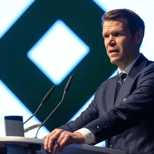 HSV-Finanzvorstand Eric Huwer bezog nach der DFB-Entscheidung gegen das Volksparkstadion Stellung.