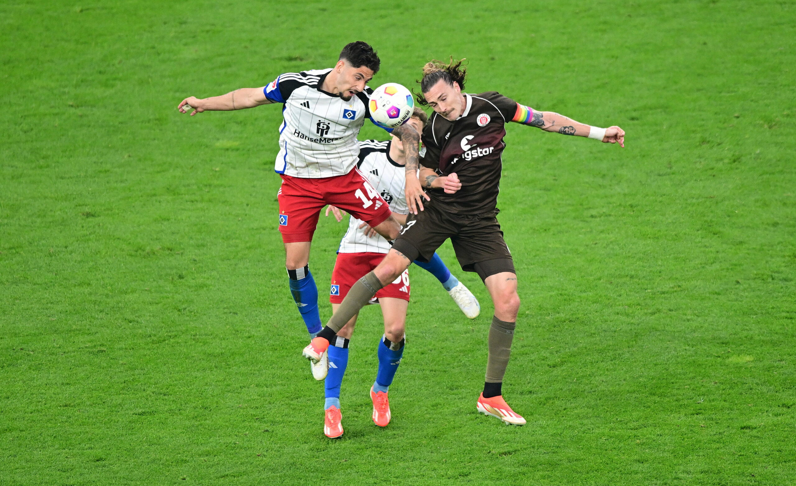 Ludovit Reis vom HSV und Jackson Irvine vom FC St. Pauli