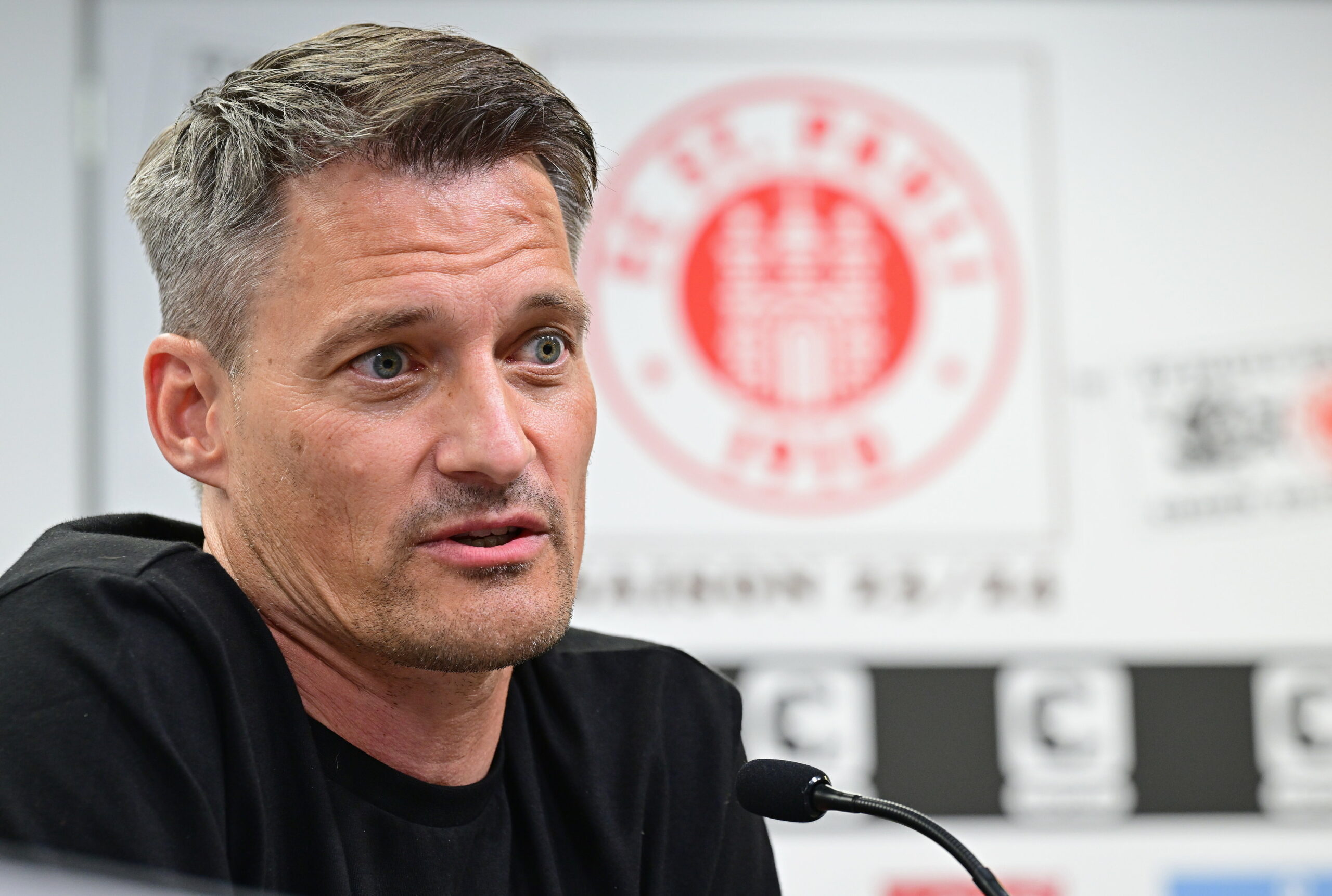 St. Pauli-Trainer Alexander Blessin auf einer Pressekonferenz