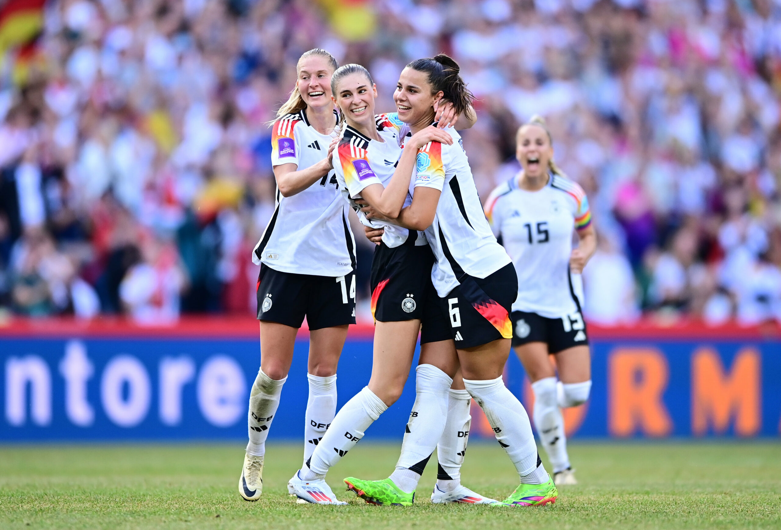 Lena Oberdorf jubelt im DFB-Trikot mit Jule Brand und Janina Minge.