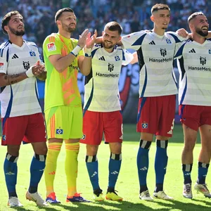 Lukasz Poreba bejubelt mit seinen Kollegen einen HSV-Sieg