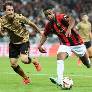 Youssoufa Moukoko gegen Alvaro Odriozola am Ball