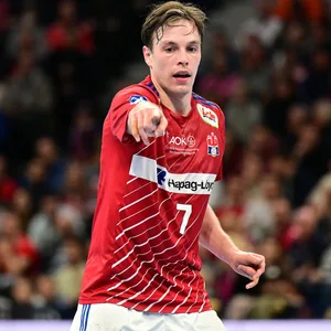 Leif Tissier zeigt mit dem Finger
