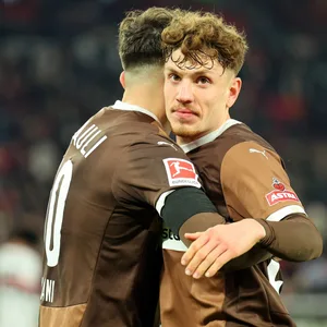 Philipp Treu umarmt Danel Sinani