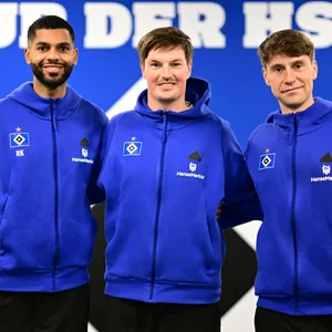 Richard Krohn, Merlin Polzin und Loic Favé Arm in Arm bei der Trainer-Vorstellung