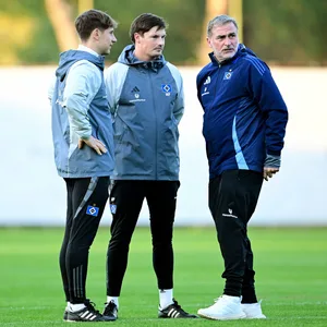 Stefan Kuntz im Gespräch mit den HSV-Trainern Loic Favé und Merlin Polzin auf dem Trainingsplatz
