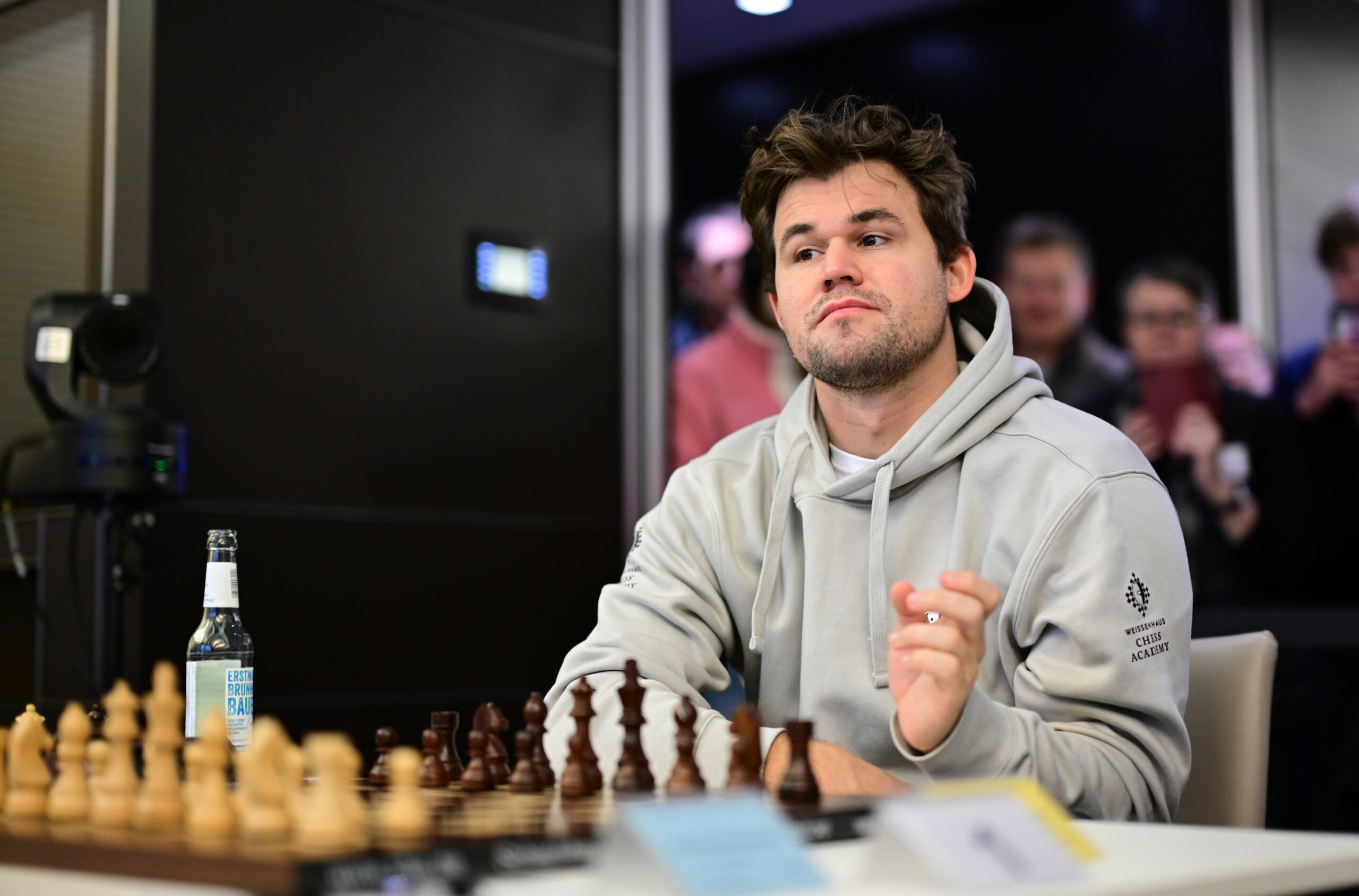 Magnus Carlsen am Schachbrett