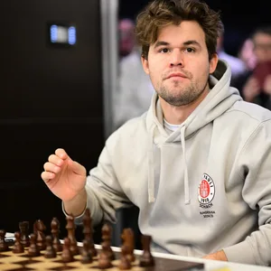 Magnus Carlsen im St. Pauli-Hoodie