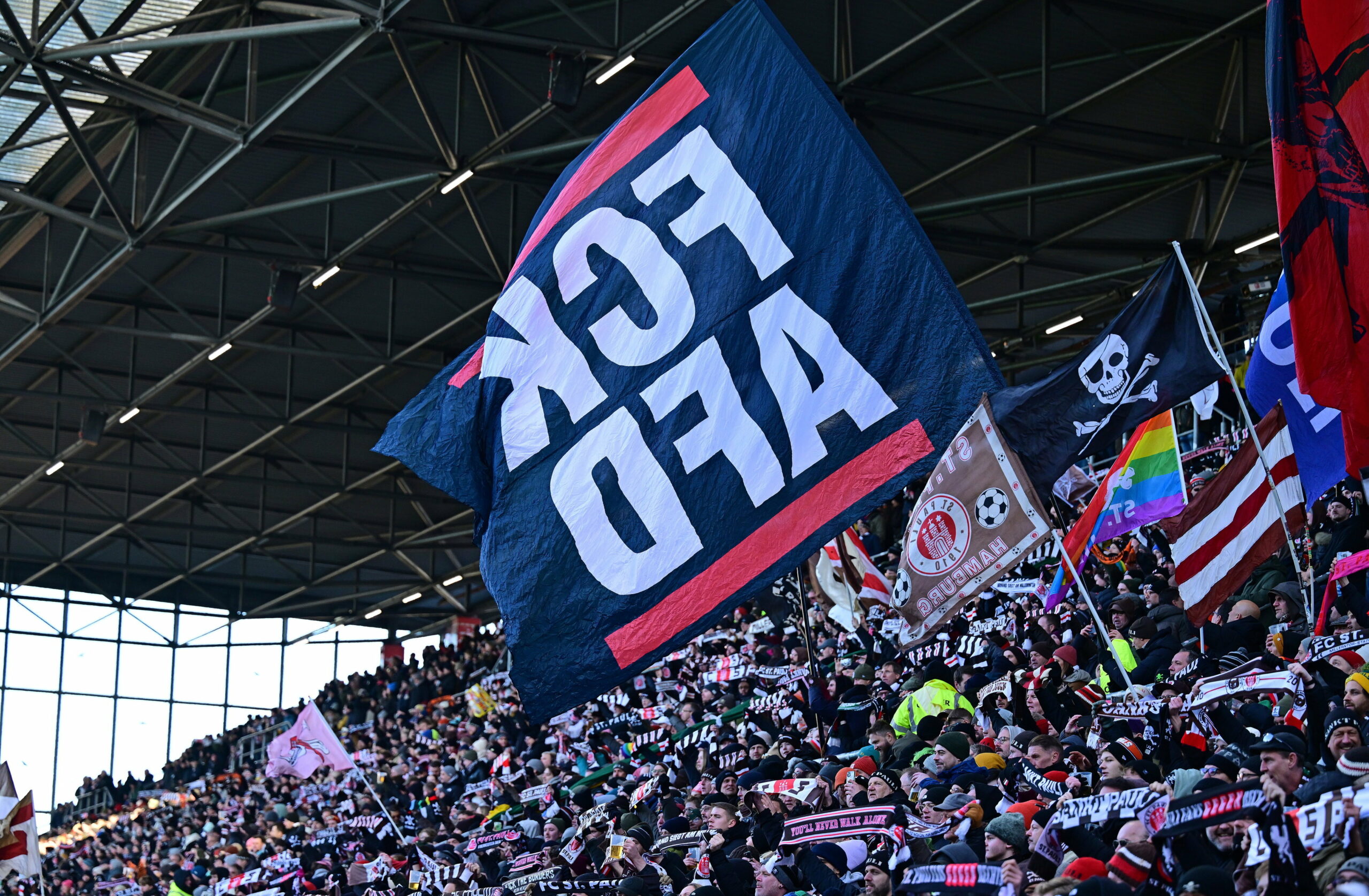 Fans des FC St. Pauli mit „FCK AFD“-Flagge