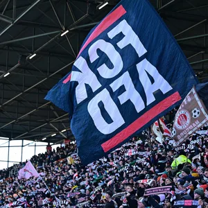 Fans des FC St. Pauli mit „FCK AFD“-Flagge
