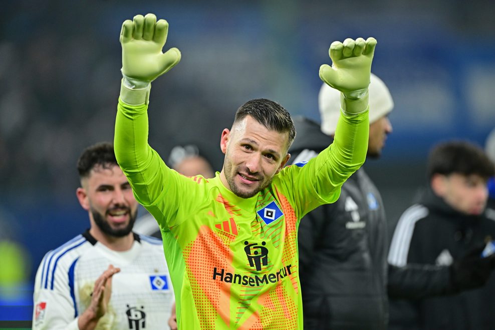 Daniel Heuer Fernandes hebt vor den HSV-Fans die Hände in die Höhe