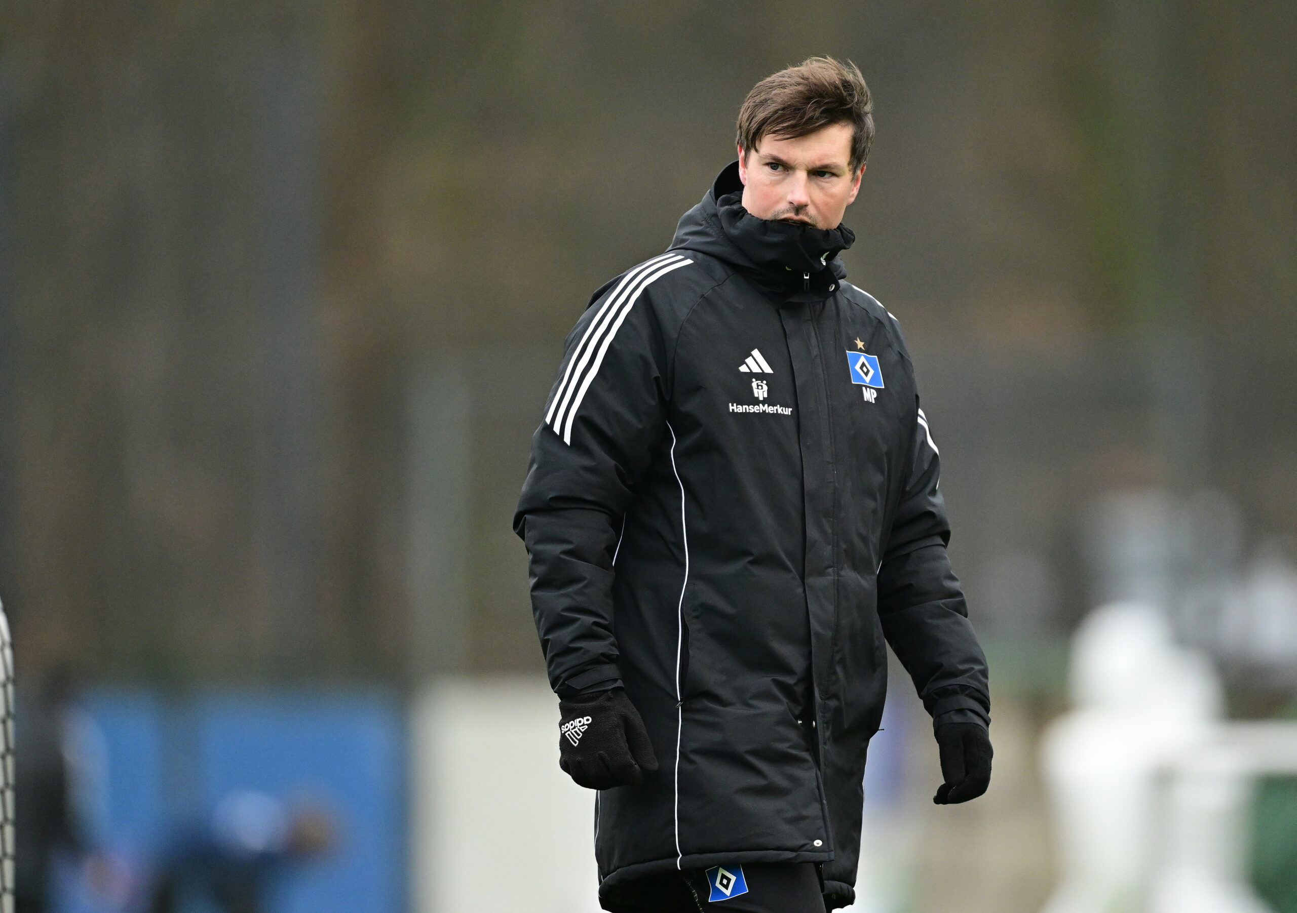 HSV-Trainer Merlin Polzin mit dicker Jacke Training im Volkspark