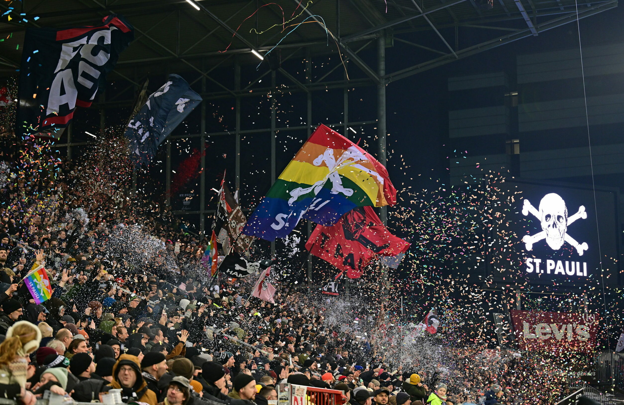 Konfetti und Fahnen im St. Pauli-Fanblock