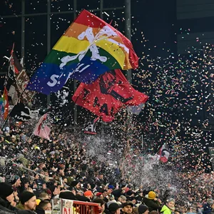 Konfetti und Fahnen im St. Pauli-Fanblock