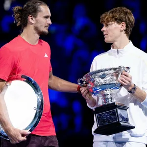 Alexander Zverev gratuliert Jannik Sinner in Melbourne