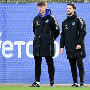 Loic Favé (hier mit Jugendtrainer More-Chevalier) ist eigentlich auch für die U21 des HSV verantwortlich.