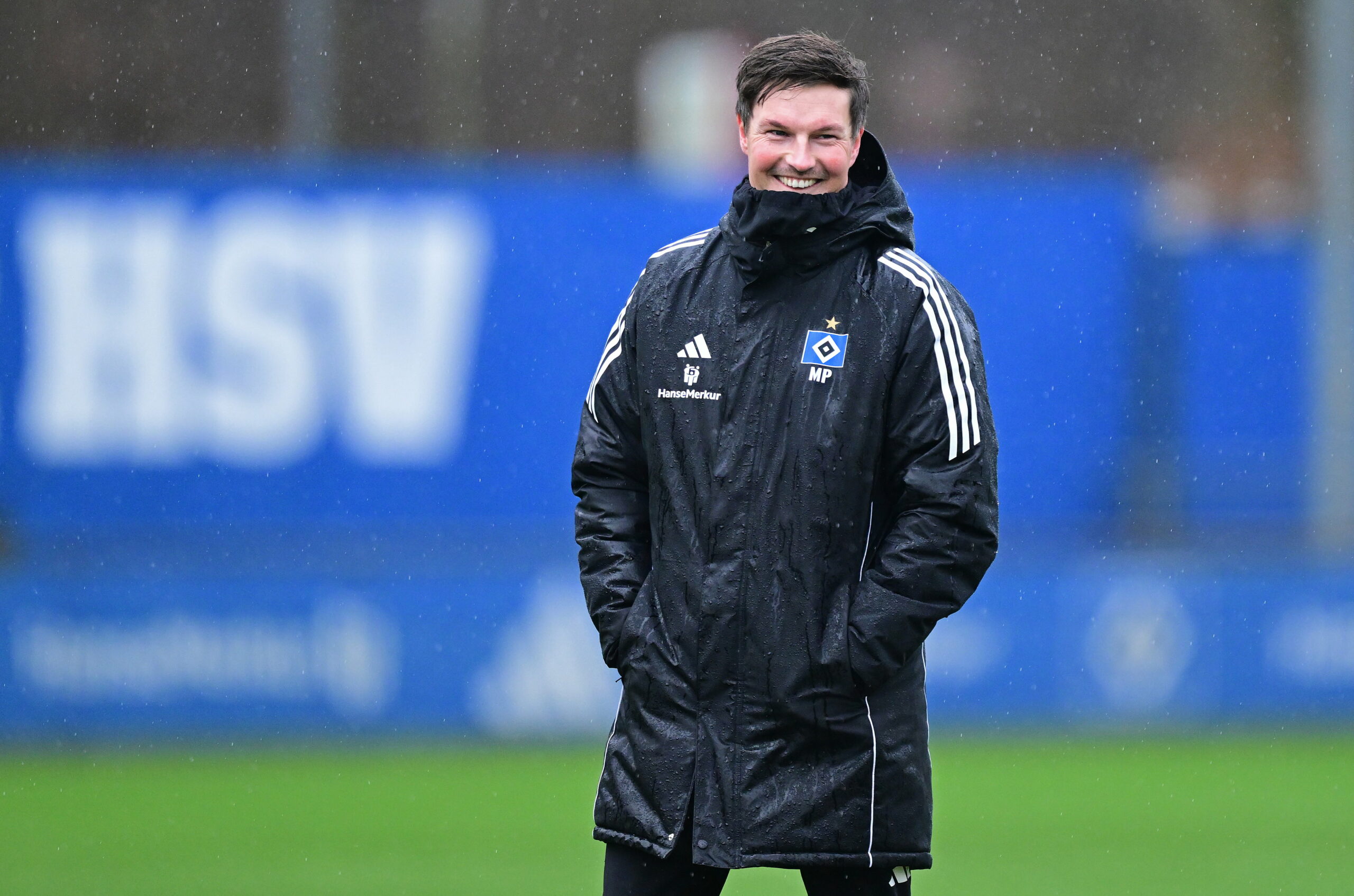 Merlin Polzin hat gut lachen: Der HSV-Trainer hält die Spannung bei seinen Profis auch vor dem Spiel in Münster hoch.