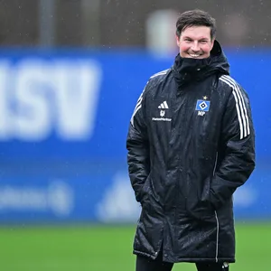Merlin Polzin hat gut lachen: Der HSV-Trainer hält die Spannung bei seinen Profis auch vor dem Spiel in Münster hoch.