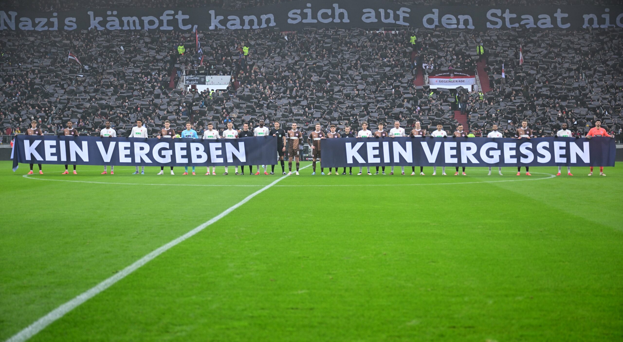 Gedenkaktion am Millerntor gegen Augsburg