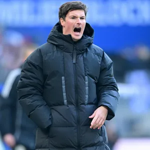 HSV-Trainer Merlin Polzin brüllt im Spiel gegen Hannover 96