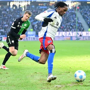 Adedire Mebude auf dem ramponierten Rasen