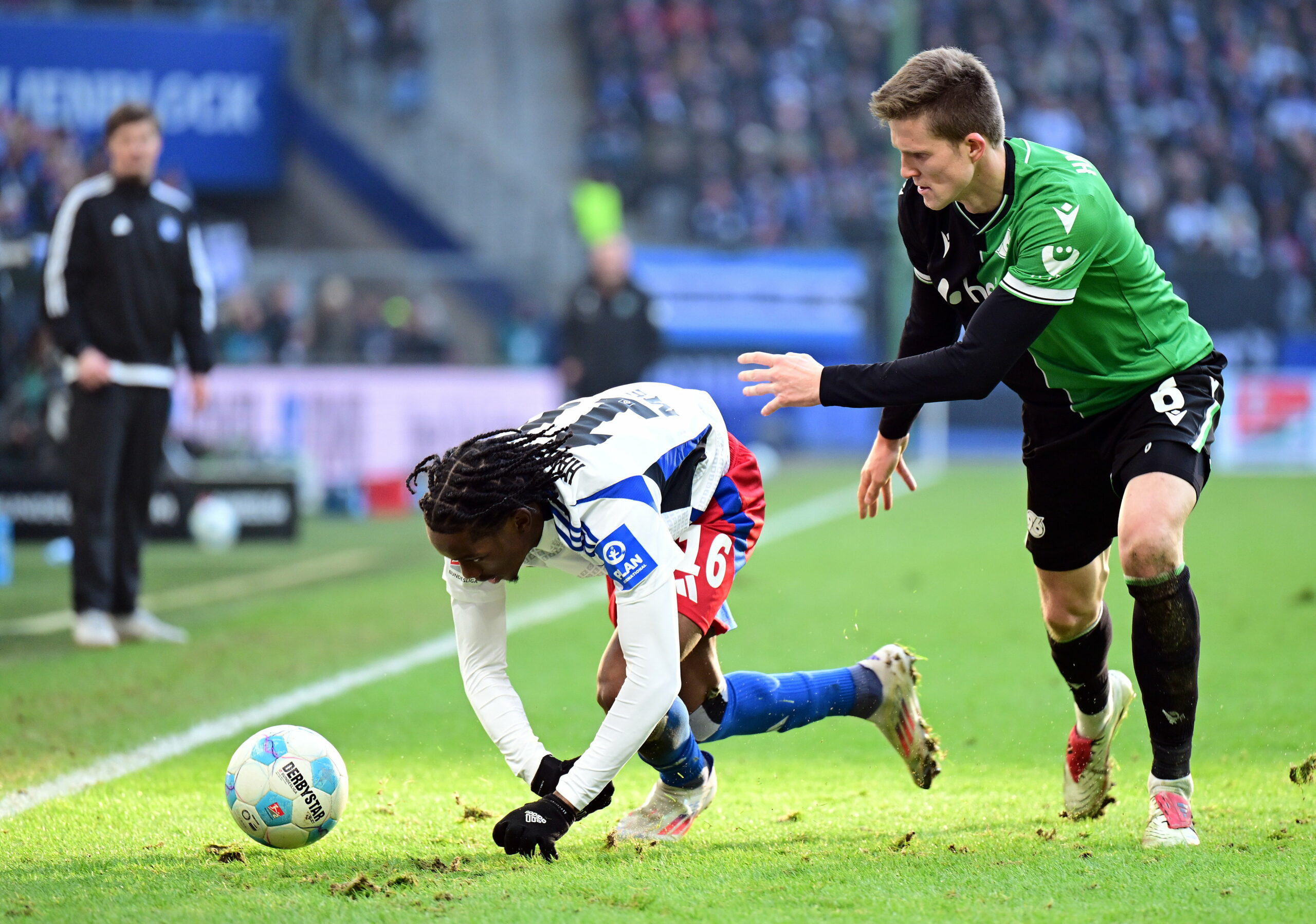 HSV-Winterzugang Adedire Mebude stolpert über den ramponierten Rasen im Volksparkstadion.