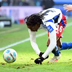 HSV-Winterzugang Adedire Mebude stolpert über den ramponierten Rasen im Volksparkstadion.