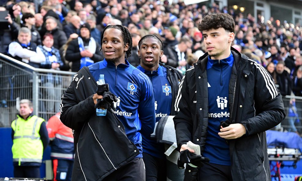 Adedire Mebude, Joel Agyekum und Nicolas Oliveira gehen vor den HSV-Fans ins Stadion