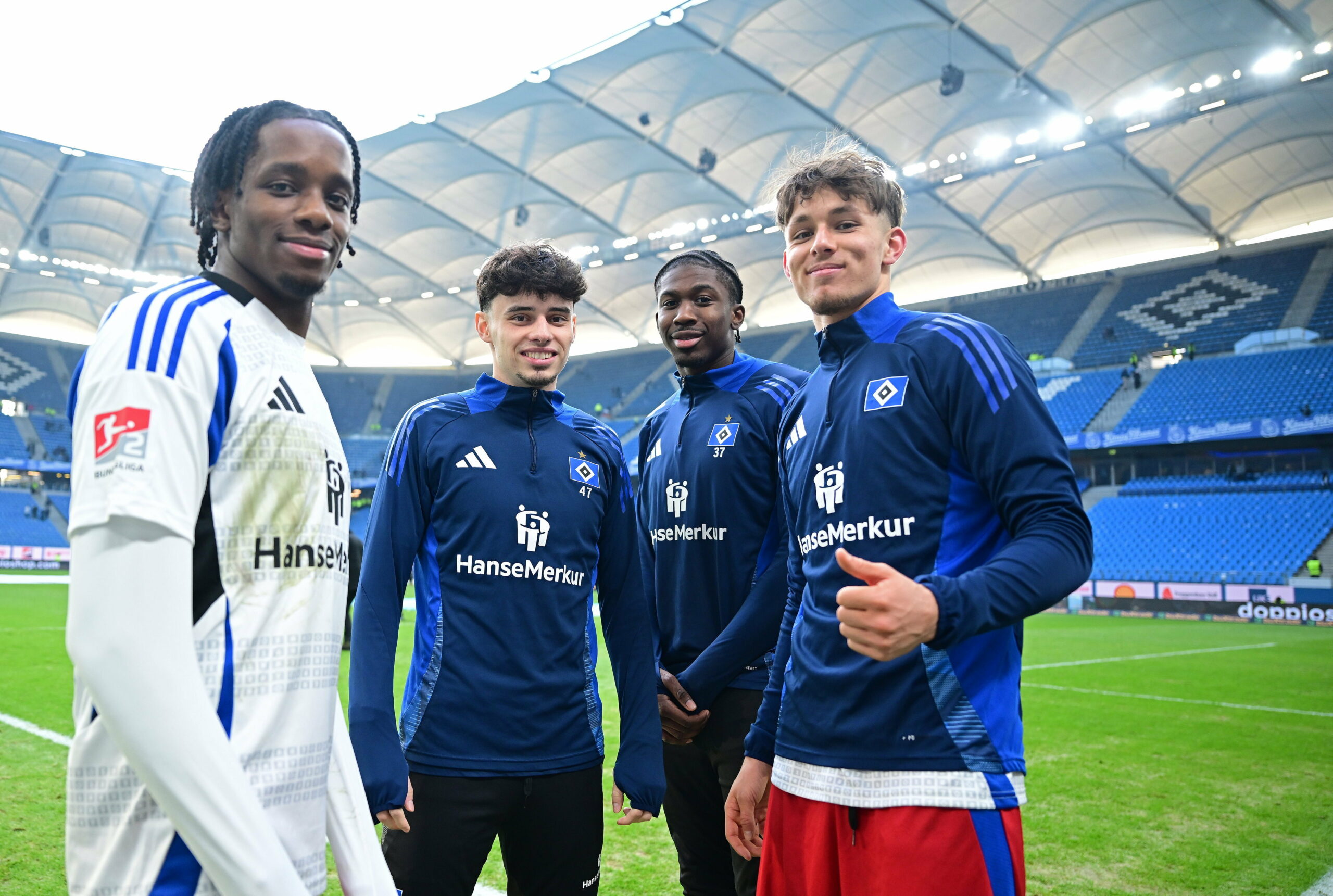 Die HSV-Spieler Otto Stange, Joel Agyekum, Nicolas Oliveira und Adedire Mebude