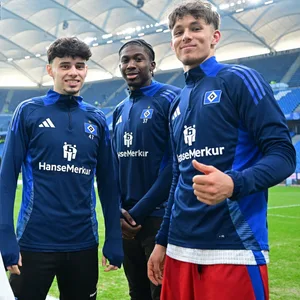 Die HSV-Spieler Otto Stange, Joel Agyekum, Nicolas Oliveira und Adedire Mebude