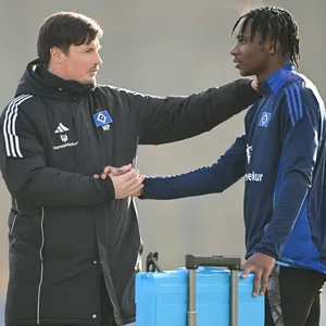 HSV-Trainer Merlin Polzin klatscht mit Aboubaka Soumahoro ab