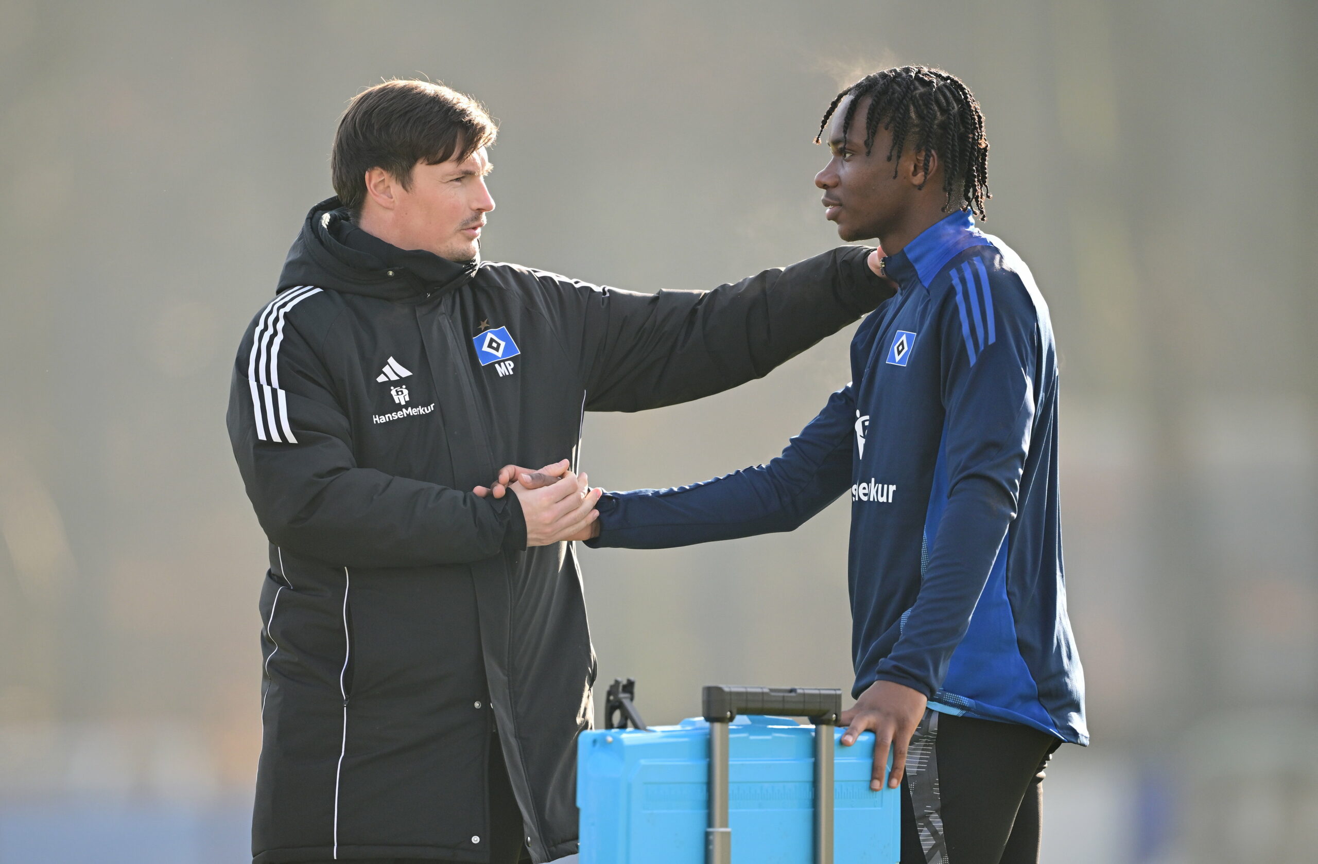 Merlin Polzin klatscht im HSV-Training mit Aboubaka Soumahoro ab