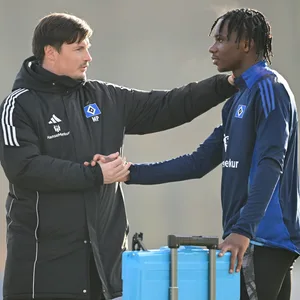Merlin Polzin klatscht im HSV-Training mit Aboubaka Soumahoro ab