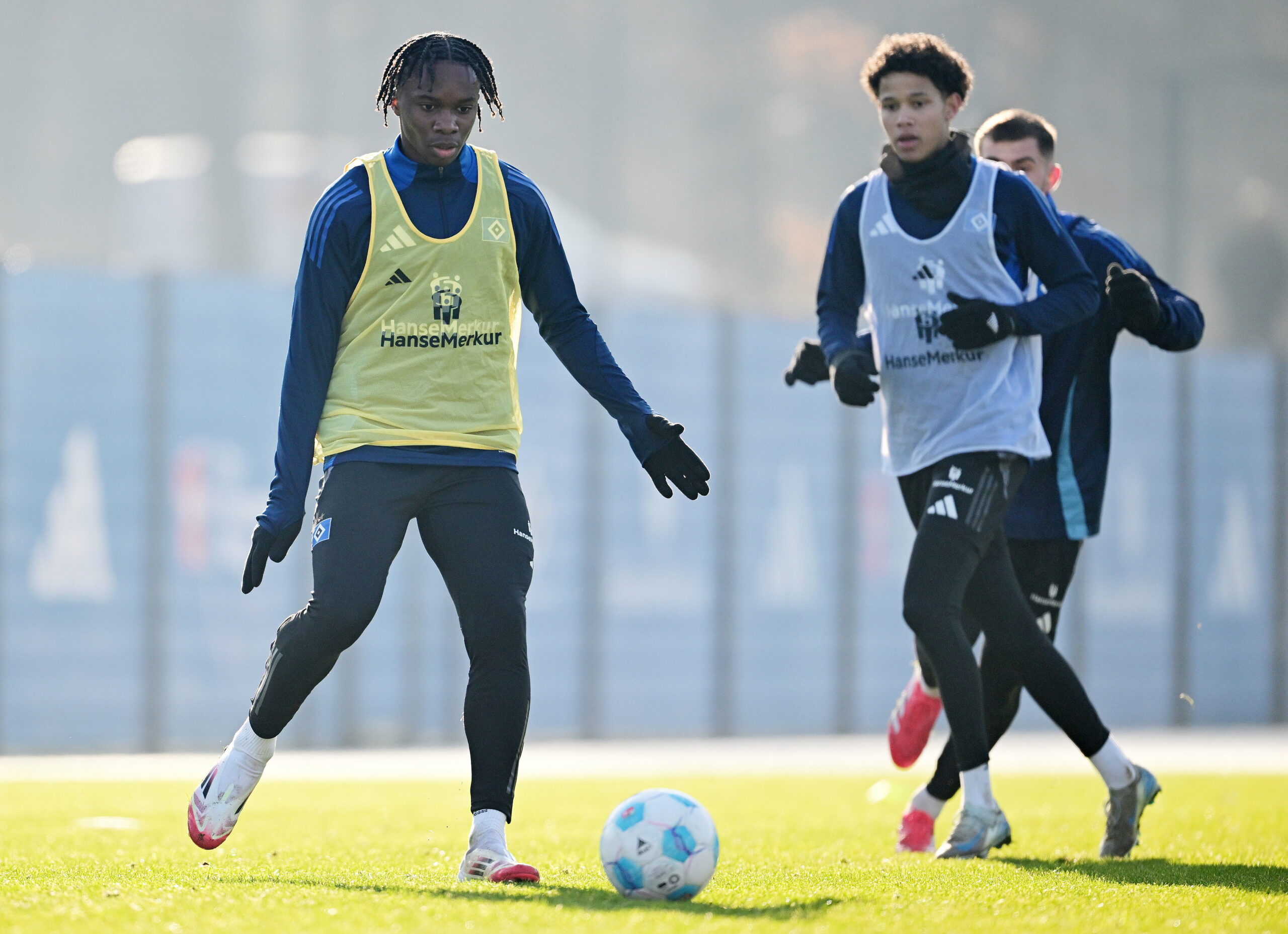 Die beiden Winterzugänge Aboubaka Soumahoro und Alexander Roessing-Lelesiit bei ihrem ersten HSV-Training im Volkspark.