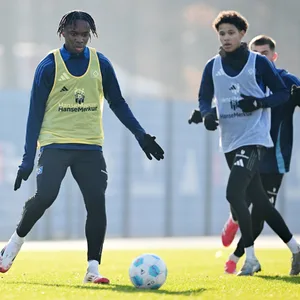 Die beiden Winterzugänge Aboubaka Soumahoro und Alexander Roessing-Lelesiit bei ihrem ersten HSV-Training im Volkspark.