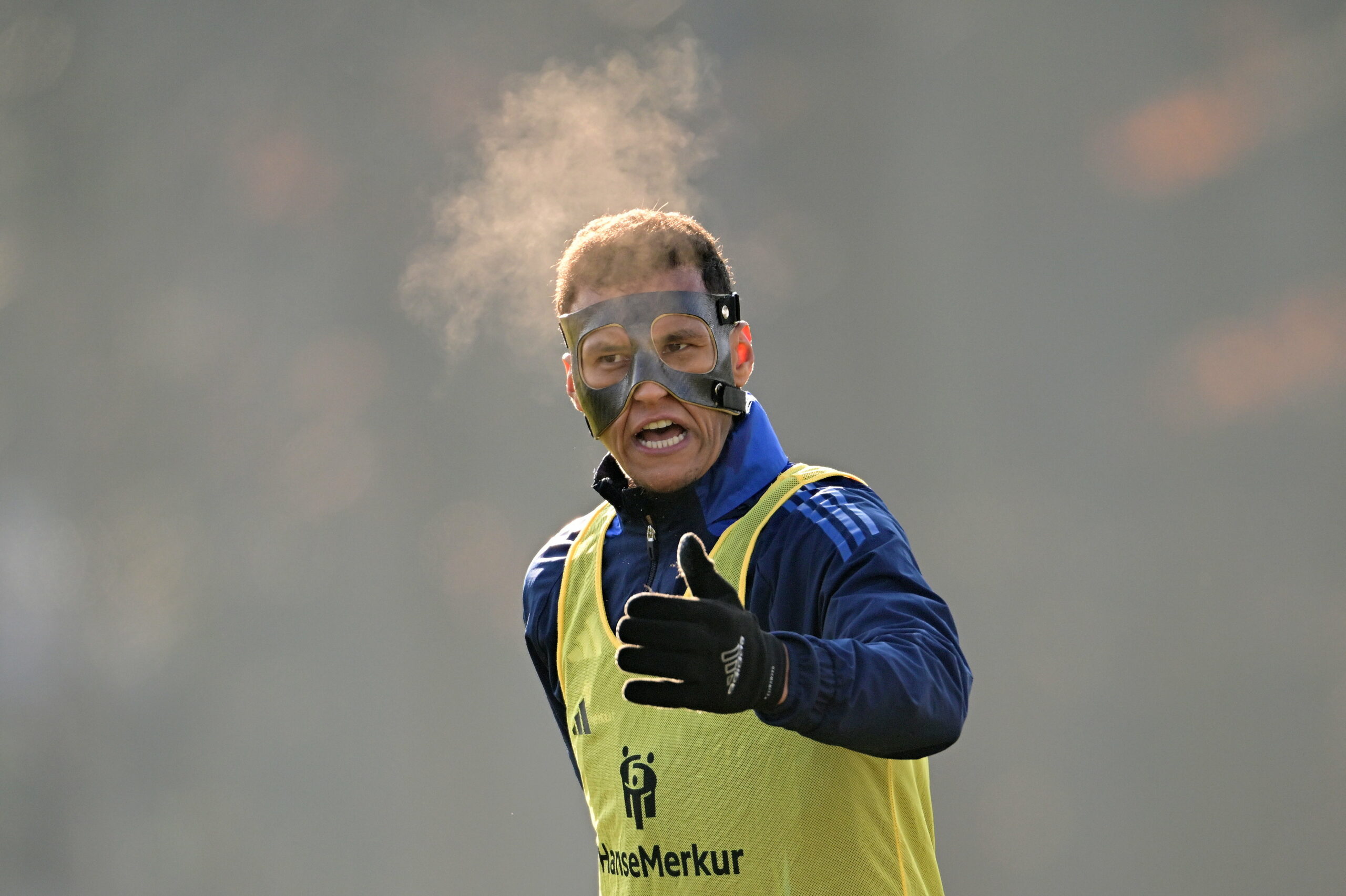 HSV-Stürmer Davie Selke mit Maske