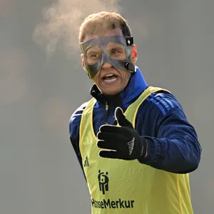 HSV-Stürmer Davie Selke mit Maske