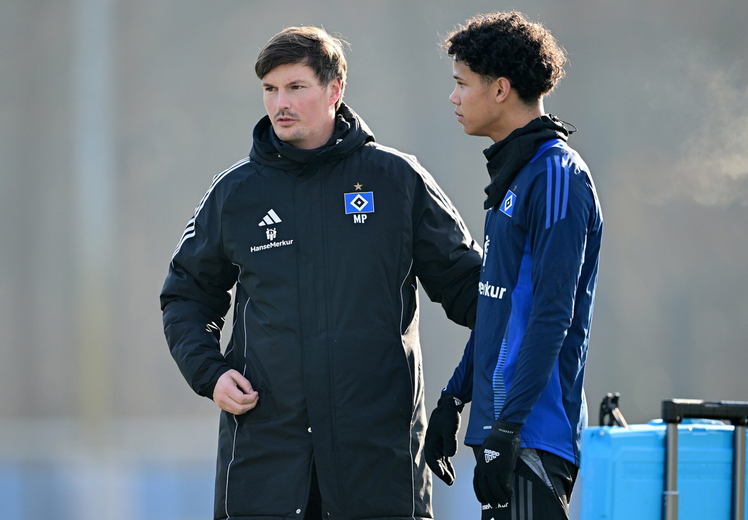 HSV-Trainer Merlin Polzin im Austausch mit Alexander Røssing-Lelesiit