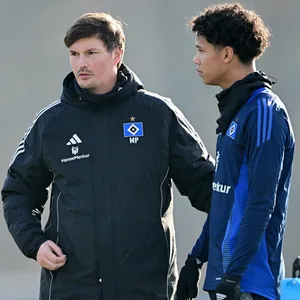 HSV-Trainer Merlin Polzin im Austausch mit Alexander Røssing-Lelesiit