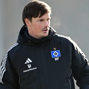 HSV-Trainer Merlin Polzin spricht mit Alexander Røssing-Lelesiit