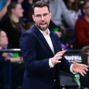 Benka Barloschky gestikuliert am Spielfeldrand