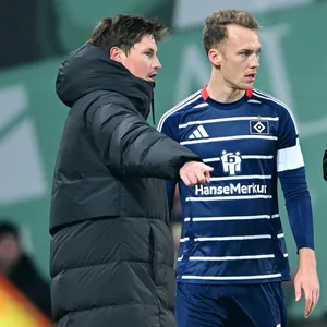 Merlin Polzin gibt Sebastian Schonlau an der Seitenlinie Anweisungen