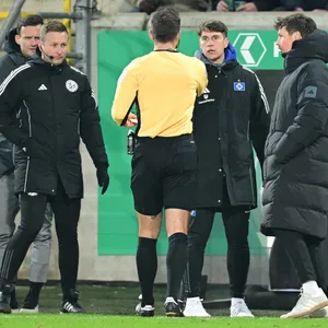 Schiedsrichter Wolfgang Haslberger diskutiert mit Merlin Polzin und Loic Favé